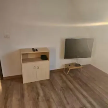 דירה Schoene Vollausgestattete Monteurs- Gaestewohnung In Der Gartenstadt Und Naehe Geiseltalsee 2408 *