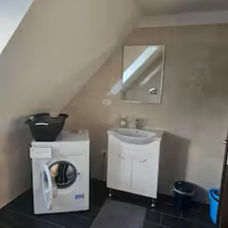 Schoene Vollausgestattete Monteurs- Gaestewohnung In Der Gartenstadt Und Naehe Geiseltalsee Fuer 2 Personen 2408 アパート *