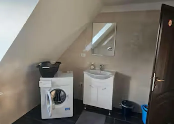 Schoene Vollausgestattete Monteurs- Gaestewohnung In Der Gartenstadt Und Naehe Geiseltalsee Fuer 2 Personen 2408 アパート *