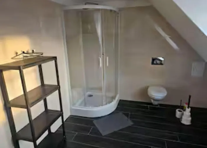 Schoene Vollausgestattete Monteurs- Gaestewohnung In Der Gartenstadt Und Naehe Geiseltalsee Fuer 2 Personen 2408 アパート Leuna